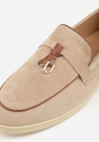 Renee - Ciemnobeżowe Mokasyny z Imitacji Zamszu z Zawieszką na Nosku Theophitos. Okazja: na spacer. Kolor: beżowy. Materiał: zamsz. Wzór: grochy. Styl: elegancki, retro #8