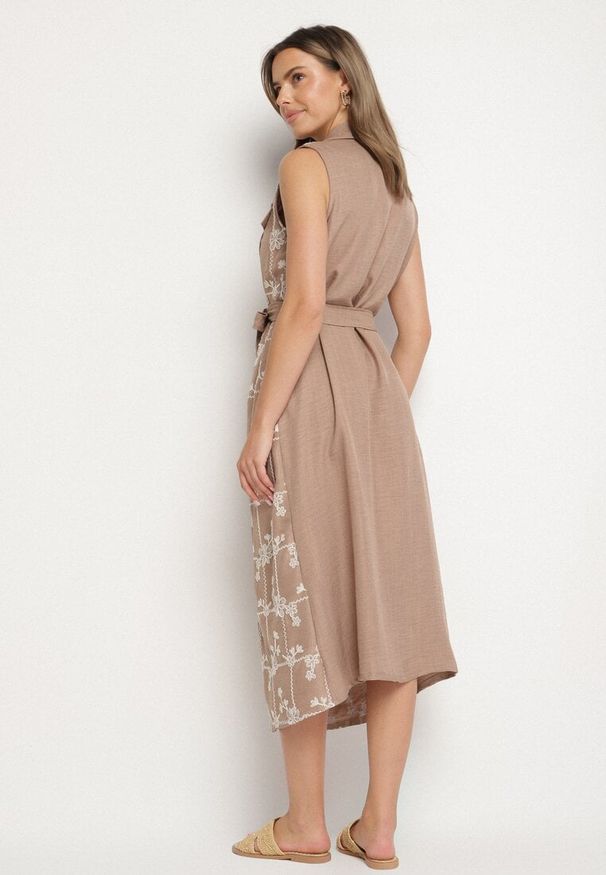 Born2be - Ciemnobeżowa Sukienka Bez Rękawów o Koszulowym Kroju z Paskiem Zdobiona Haftem Fodarela. Okazja: na co dzień. Kolor: beżowy. Długość rękawa: bez rękawów. Wzór: haft, aplikacja. Sezon: lato. Typ sukienki: koszulowe. Styl: klasyczny, casual, elegancki