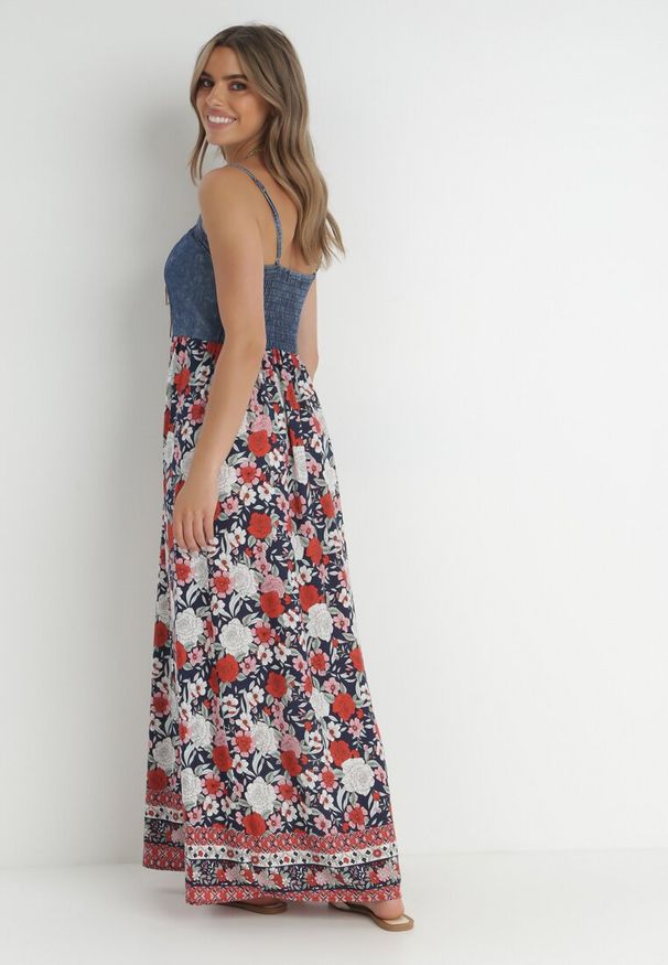 Born2be - Granatowa Sukienka Giric. Typ kołnierza: dekolt gorset. Kolor: niebieski. Materiał: jeans. Długość rękawa: na ramiączkach. Wzór: aplikacja, kwiaty. Typ sukienki: gorsetowe, rozkloszowane. Styl: boho. Długość: maxi