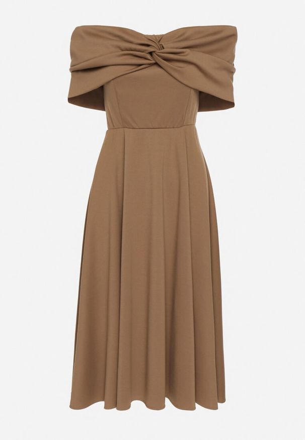 Born2be - Brązowa Rozkloszowana Sukienka z Odsłoniętymi Ramionami i Drapowaniem Odilene. Okazja: na imprezę. Kolor: brązowy. Sezon: lato. Typ sukienki: z odkrytymi ramionami. Styl: elegancki