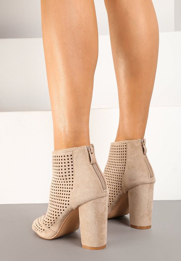 Born2be - Jasnobeżowe Ażurowe Sandały Vices na Obcasie Felileva. Okazja: na spotkanie biznesowe. Nosek buta: otwarty. Kolor: beżowy. Wzór: ażurowy. Sezon: lato. Obcas: na obcasie. Styl: biznesowy, klasyczny. Wysokość obcasa: średni