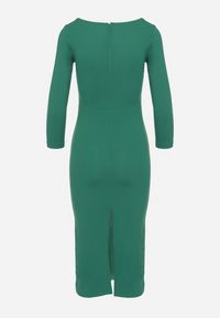 Born2be - Zielona Sukienka Ozdobiona Asymetrycznym Dekoltem Silfedi. Okazja: na co dzień. Kolor: zielony. Materiał: jeans. Wzór: aplikacja. Typ sukienki: asymetryczne. Styl: klasyczny, casual, elegancki #6