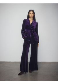 Reserved - Spodnie z szerokimi nogawkami - ciemnofioletowy. Kolor: fioletowy. Materiał: tkanina, welur #1