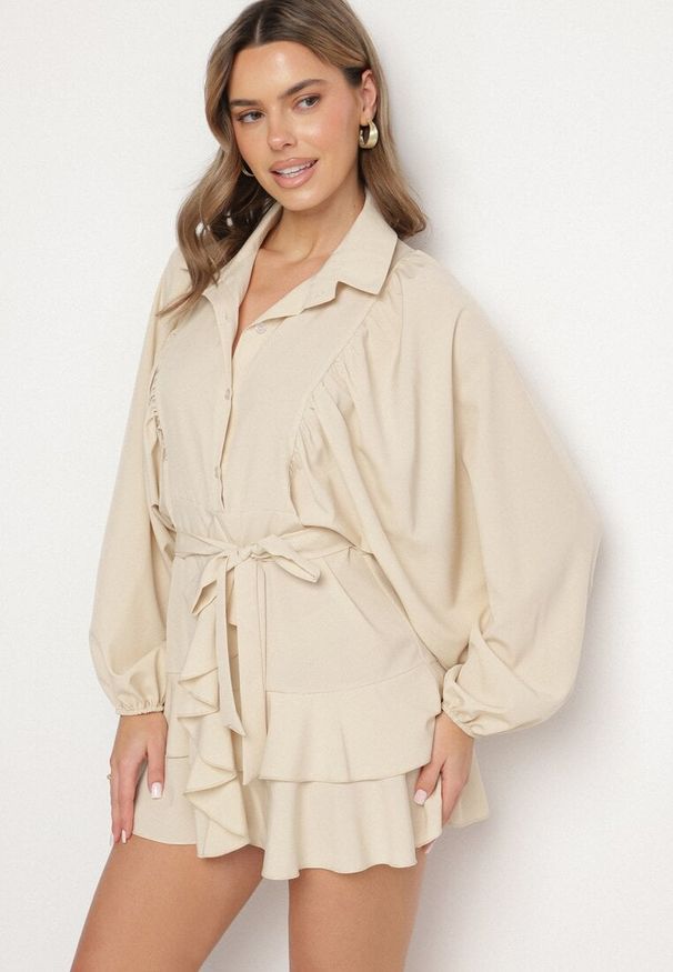 Born2be - Beżowa Sukienka Ozdobiona Paskiem i Falbanami Divilena. Okazja: na co dzień. Kolor: beżowy. Materiał: jeans. Wzór: aplikacja. Styl: casual, elegancki