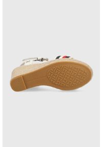 TOMMY HILFIGER - Tommy Hilfiger sandały CORPORATE WEDGE damskie kolor beżowy na koturnie FW0FW07086. Zapięcie: klamry. Kolor: beżowy. Materiał: materiał. Obcas: na koturnie #5