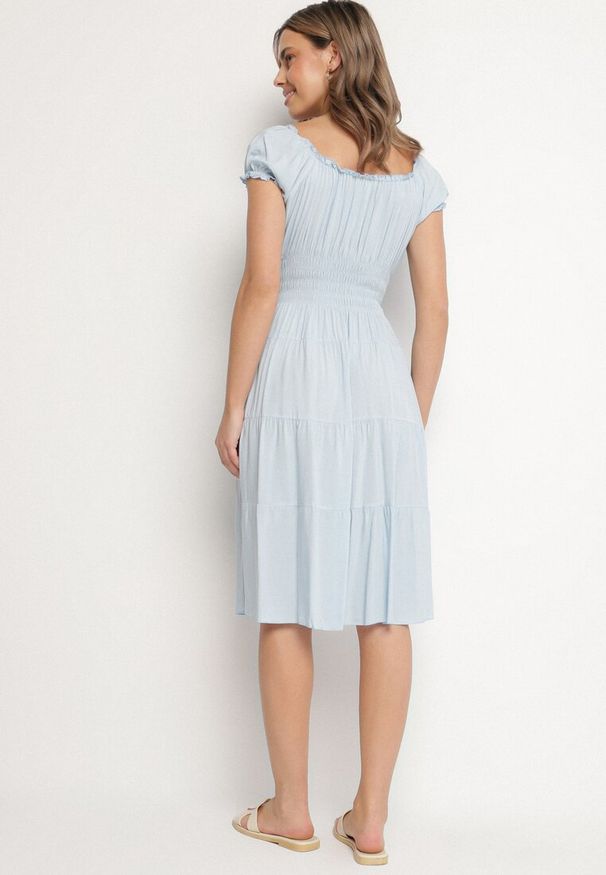 Born2be - Jasnoniebieska Bawełniana Rozkloszowana Sukienka z Guzikami i Bufiastymi Rękawami Annivi. Okazja: na co dzień. Kolor: niebieski. Materiał: bawełna. Styl: elegancki, klasyczny, casual