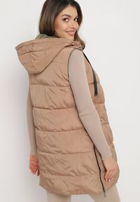 Born2be - Beżowa Pikowana Kamizelka Dwustronna z Kapturem i Sznurkami Leorani. Okazja: na co dzień, na spacer. Typ kołnierza: kaptur. Kolor: beżowy. Materiał: jeans. Styl: casual, sportowy #6