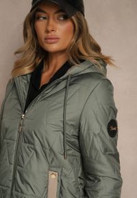 Renee - Zielona Kurtka z Pikowanymi Przeszyciami Kapturem i Warstwowymi Rękawami Tulamia. Okazja: na co dzień. Kolor: zielony. Materiał: jeans. Styl: casual #5