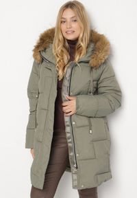 Born2be - Jasnozielona Pikowana Kurtka z Kapturem z Futerkiem Ruvite. Typ kołnierza: kaptur. Kolekcja: plus size. Kolor: zielony. Materiał: futro #7