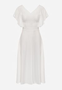 Renee - Biała Sukienka o Rozkloszowanym Kroju z Falbanami Bouchard. Typ kołnierza: dekolt w kształcie V. Kolor: biały. Materiał: tkanina. Wzór: jednolity, gładki. Styl: klasyczny, wizytowy. Długość: maxi #6