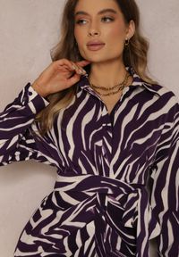 Renee - Ciemnofioletowa Sukienka Koszulowa w Zebrę Maimuna. Okazja: na co dzień. Typ kołnierza: kołnierzyk klasyczny. Kolor: fioletowy. Materiał: skóra. Długość rękawa: długi rękaw. Wzór: motyw zwierzęcy. Typ sukienki: koszulowe. Styl: klasyczny, casual #3