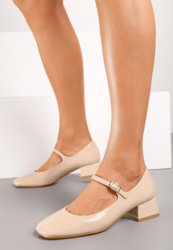 Born2be - Beżowe Lakierowane Czółenka w Stylu Mary Jane na Niskim Słupku Zindira. Okazja: na spotkanie biznesowe, do pracy. Zapięcie: pasek. Kolor: beżowy. Materiał: lakier. Obcas: na słupku. Styl: biznesowy, elegancki