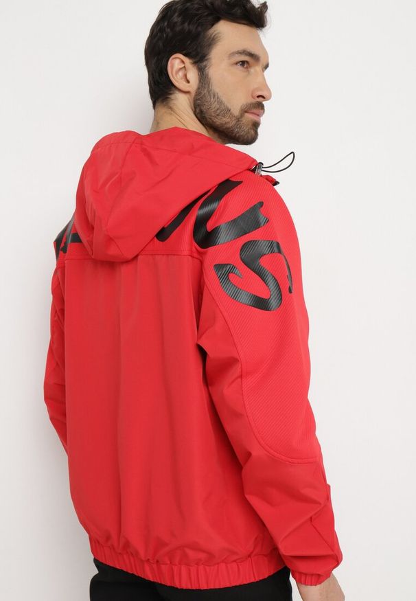 Born2be - Czerwona Kurtka z Kapturem i Suwakiem oraz Ozdobnym Nadrukiem Valanthei. Typ kołnierza: kaptur. Kolor: czerwony. Wzór: nadruk. Styl: elegancki