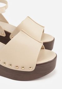 Renee - Beżowe Sandały na Platformie i Koturnie z Nitami po Bokach Zaehesh. Okazja: na co dzień. Zapięcie: sprzączka. Kolor: beżowy. Materiał: jeans. Obcas: na koturnie. Styl: casual #4