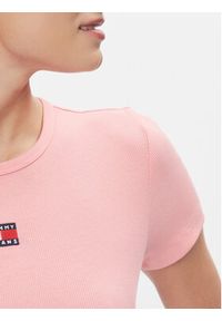 Tommy Jeans T-Shirt Badge DW0DW17881 Różowy Slim Fit. Kolor: różowy. Materiał: bawełna #2
