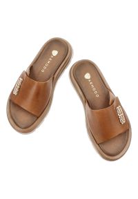 Brązowe Klapki Armodo Stylowe Obuwie Damskie Ze Skóry Naturalnej. Okazja: na co dzień. Kolor: brązowy. Materiał: skóra. Sezon: lato. Styl: elegancki #5