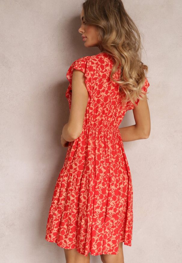 Renee - Czerwona Rozkloszowana Sukienka z Wiskozy z Falbankami Tuls. Typ kołnierza: kołnierz z falbankami. Kolor: czerwony. Materiał: wiskoza. Długość: mini