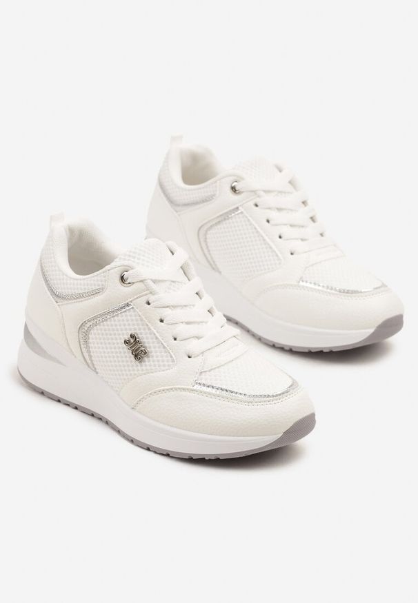 Renee - Białe Sneakersy na Koturnie Ozdobione Metalicznymi Aplikacjami Emselia. Nosek buta: okrągły. Zapięcie: sznurówki. Kolor: biały. Materiał: materiał. Wzór: aplikacja. Obcas: na koturnie. Wysokość obcasa: średni