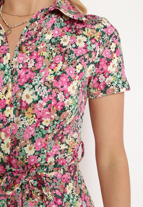 Born2be - Różowo-Zielona Koszulowa Sukienka z Krótkim Rękawem i Wiskozą na Guziki z Materiałowym Paskiem Dimiata. Typ kołnierza: kołnierzyk klasyczny. Kolor: różowy. Materiał: wiskoza, materiał. Długość rękawa: krótki rękaw. Wzór: kwiaty. Typ sukienki: koszulowe. Styl: klasyczny