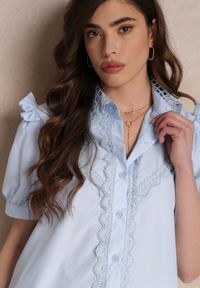 Renee - Niebieska Koszula z Koronkowym Kołnierzykiem i Falbankami przy Ramionach Daphanie. Typ kołnierza: kołnierz z falbankami. Kolor: niebieski. Materiał: koronka. Styl: klasyczny #3