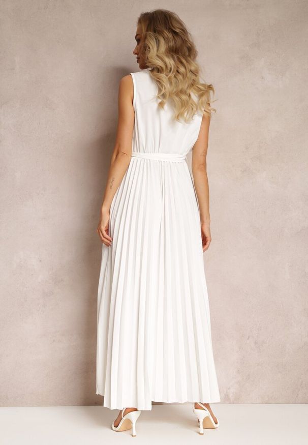 Renee - Biała Rozkloszowana Sukienka Maxi z Plisowanym Dołem i Gumką w Talii Sare. Okazja: na imprezę. Kolor: biały. Materiał: tkanina, materiał. Sezon: lato. Typ sukienki: kopertowe, rozkloszowane, plisowane. Styl: wizytowy. Długość: maxi