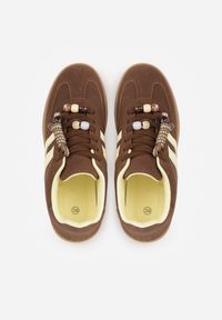 Born2be - Brązowe Sneakersy w Stylu Tenisówek z Koralikami Charnara. Okazja: na co dzień. Kolor: brązowy. Materiał: dresówka. Wzór: aplikacja #4