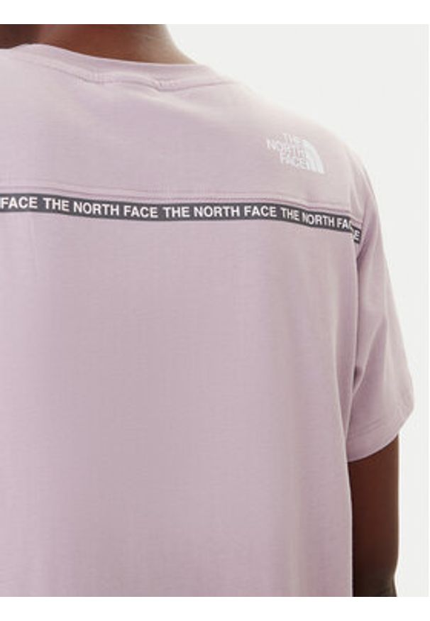 The North Face T-Shirt Zumu NF0A87DJ Fioletowy Regular Fit. Kolor: fioletowy. Materiał: bawełna