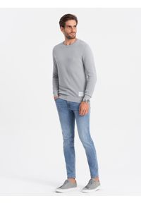 Ombre Clothing - Sweter męski z teksturą i półokrągłym dekoltem - jasnoszary V5 OM-SWSW-0104 - XXL. Kolor: szary. Materiał: bawełna, akryl. Długość rękawa: długi rękaw. Długość: długie. Wzór: aplikacja #4