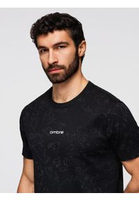 Ombre Clothing - Koszulka męska bawełniana z nadrukiem na całej powierzchni i "ombre" na klatce piersiowej - czarna V1 - Rozmiar: M. Okazja: na co dzień. Kolor: czarny. Materiał: bawełna. Długość rękawa: krótki rękaw. Długość: krótkie. Wzór: nadruk. Styl: casual