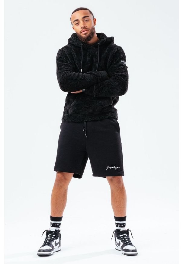Hype Bluza męska kolor czarny z kapturem gładka. Okazja: na co dzień. Typ kołnierza: kaptur. Kolor: czarny. Wzór: gładki. Styl: casual
