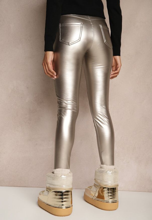 Renee - Srebrne Spodnie z Ekoskóry Skinny High Waist Ocieplane Polarową Wyściółką Lavimi. Okazja: na co dzień, na spacer. Stan: podwyższony. Kolor: srebrny. Materiał: polar. Wzór: aplikacja. Styl: elegancki, casual