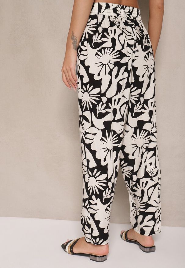 Renee - Czarne Spodnie z Wiskozy High Waist w Kwiatowy Wzór Niliannea. Okazja: na co dzień. Stan: podwyższony. Kolor: czarny. Materiał: wiskoza. Wzór: kwiaty. Styl: casual, elegancki