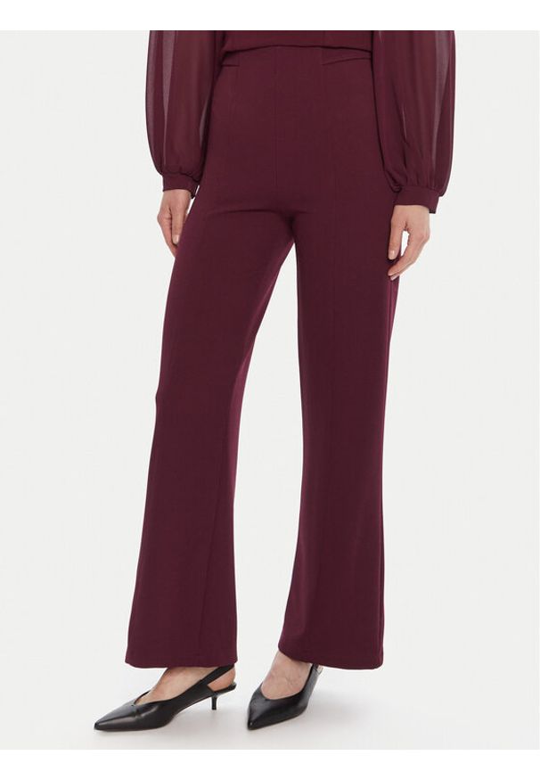 Rinascimento Spodnie materiałowe CFC0125304003 Bordowy Regular Fit. Kolor: czerwony. Materiał: syntetyk