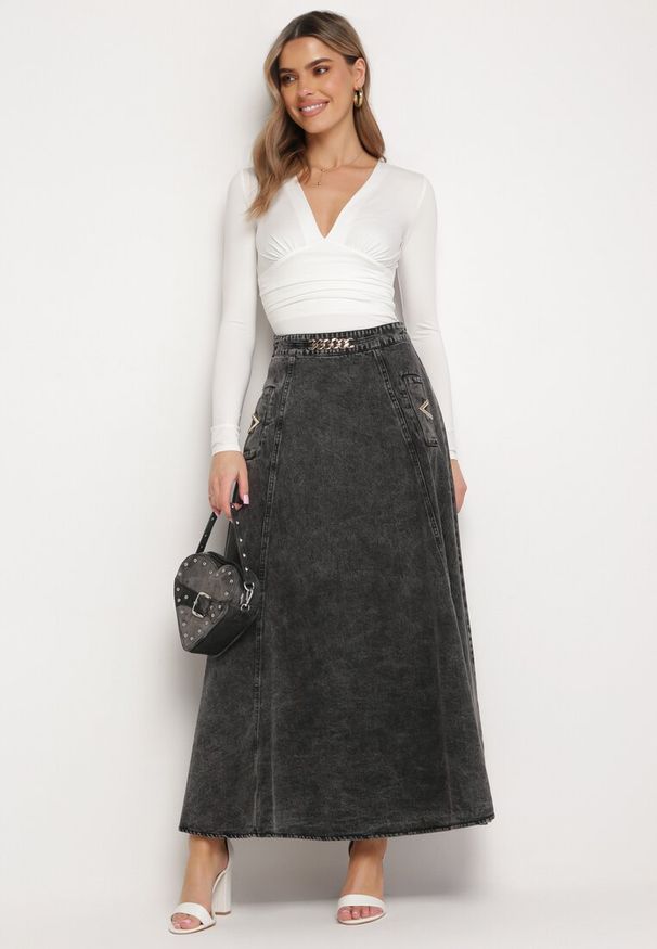 Born2be - Czarna Bawełniana Spódnica Jeansowa Maxi Rozkloszowana z Łańcuszkiem Zallire. Kolor: czarny. Materiał: jeans, bawełna. Styl: boho