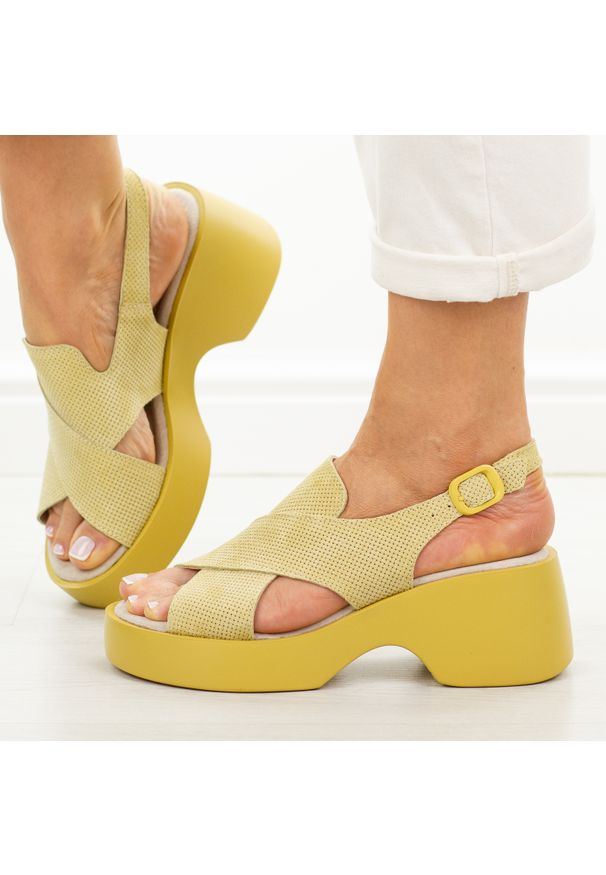 Żółte skórzane sandały damskie na platformie S.Barski 7005. Okazja: na co dzień. Zapięcie: pasek. Kolor: żółty. Materiał: skóra, zamsz. Sezon: wiosna, lato. Obcas: na platformie. Styl: casual