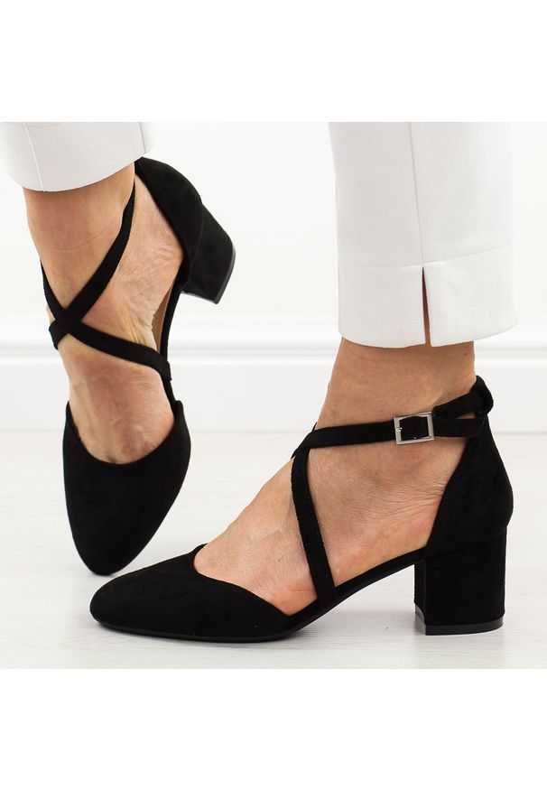 Czarne sandały damskie na obcasie z zakrytymi palcami i pietą Sergio Leone Sk824. Okazja: na wesele, na ślub cywilny. Nosek buta: okrągły. Zapięcie: sprzączka. Kolor: czarny. Materiał: zamsz. Sezon: wiosna, lato. Obcas: na obcasie. Styl: elegancki, klasyczny. Wysokość obcasa: średni