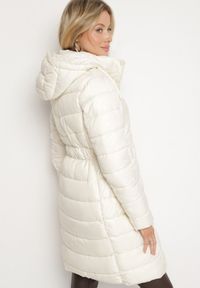 Born2be - Jasnobeżowa Kurtka Pikowana o Długim Kroju z Kapturem i Dwustronnym Suwakiem Sanasira. Okazja: na co dzień. Typ kołnierza: kaptur. Kolor: beżowy. Materiał: jeans, polar. Długość: długie. Styl: casual #3