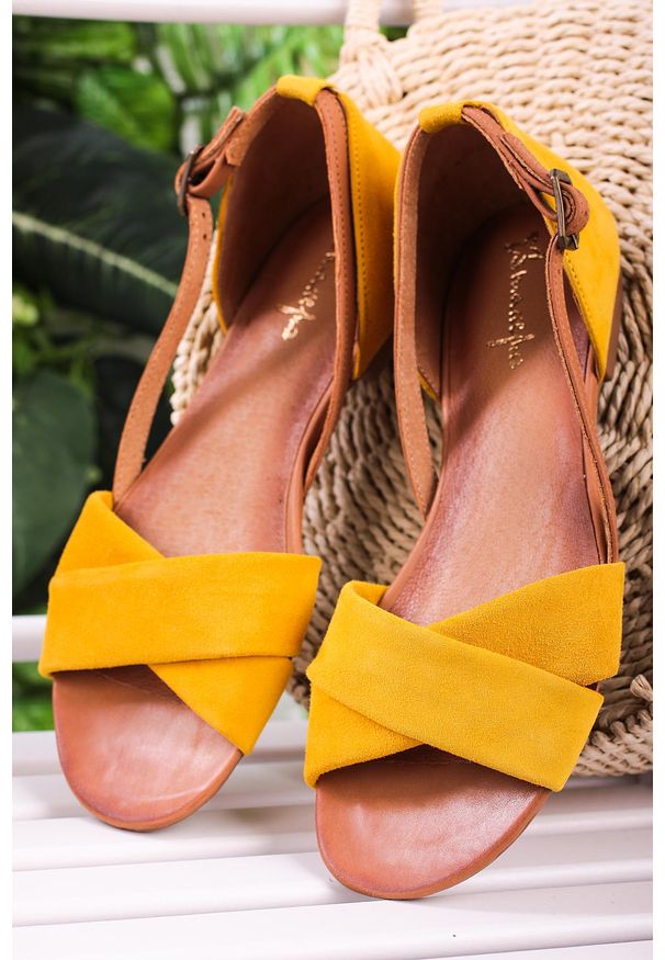 Maciejka - żółte sandały maciejka skórzane z zakrytą piętą paski na krzyż 04614-07/00-5. Zapięcie: pasek. Kolor: żółty. Materiał: skóra. Wzór: paski