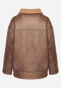 Born2be - Brązowa Kurtka Biker Oversize Zapinana na Guziki Ocieplana Futerkiem Nikiena. Kolor: brązowy. Materiał: futro. Długość rękawa: długi rękaw. Długość: długie. Styl: elegancki #2