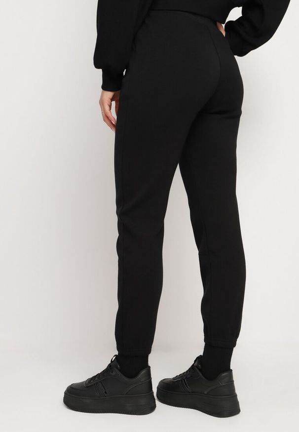Born2be - Czarne Spodnie Dresowe Ściągane Troczkiem Zakończone Gumkami Tirinea. Okazja: na co dzień. Kolor: czarny. Materiał: dresówka. Styl: elegancki, casual