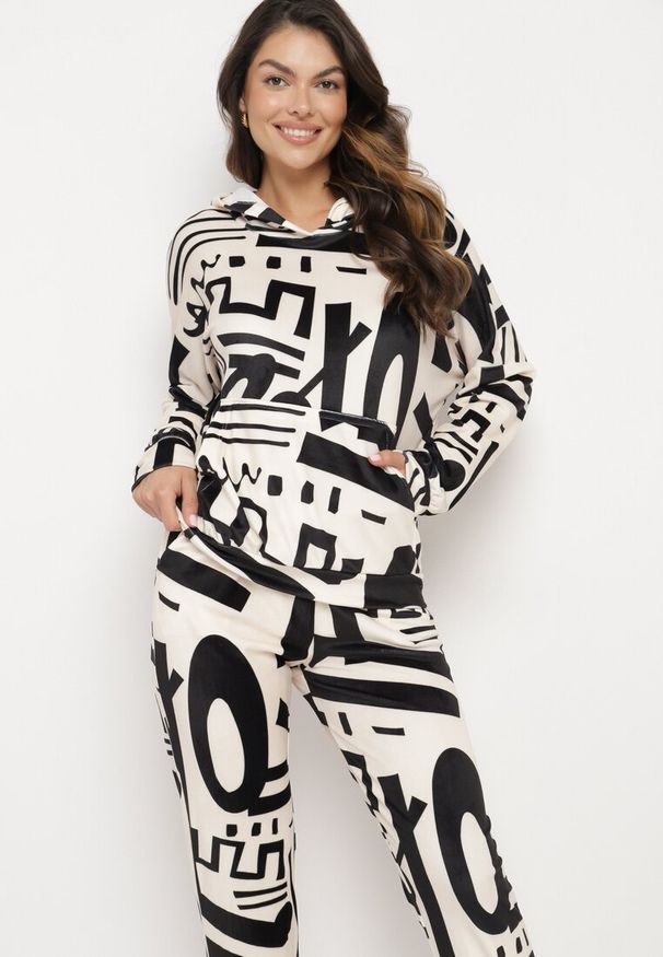 Born2be - Jasnobeżowy Komplet Dresowy Bluza z Kapturem i Kieszenią Typu Kangurek Spodnie z Kieszeniami Ivondria. Kolor: beżowy. Materiał: dresówka