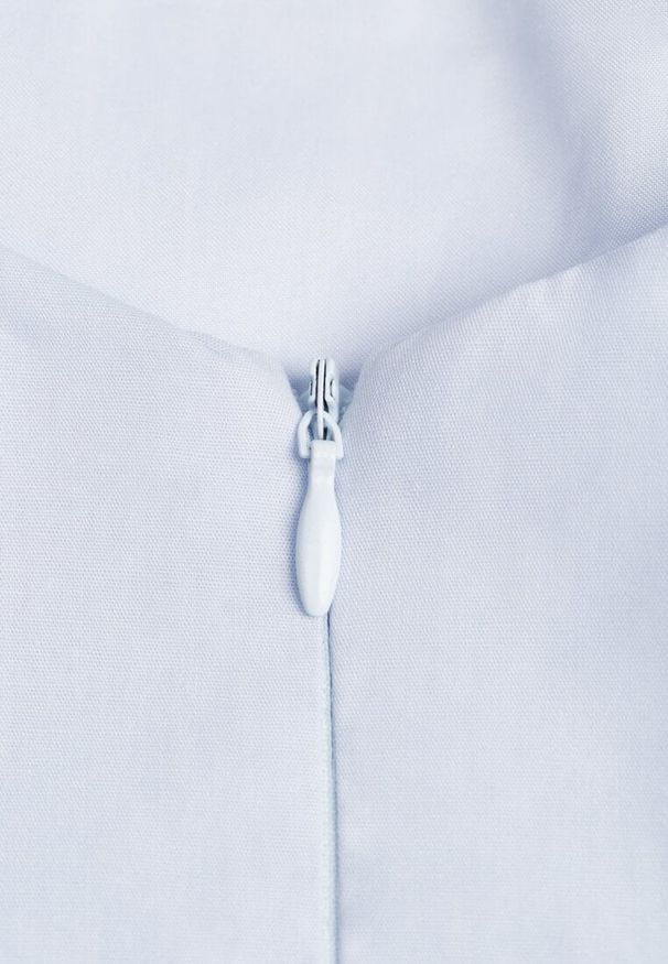 Renee - Jasnoniebieska Rozkloszowana Sukienka Koktajlowa z Bawełny z Dekoltem Łódką i Kieszeniami Fanilra. Okazja: na wesele, na studniówkę, na ślub cywilny. Typ kołnierza: dekolt w łódkę. Kolor: niebieski. Materiał: bawełna. Styl: wizytowy