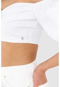 Guess - GUESS Krótka biała bluzka damska z bufiastymi rękawami. Kolor: biały. Materiał: bawełna. Długość: krótkie