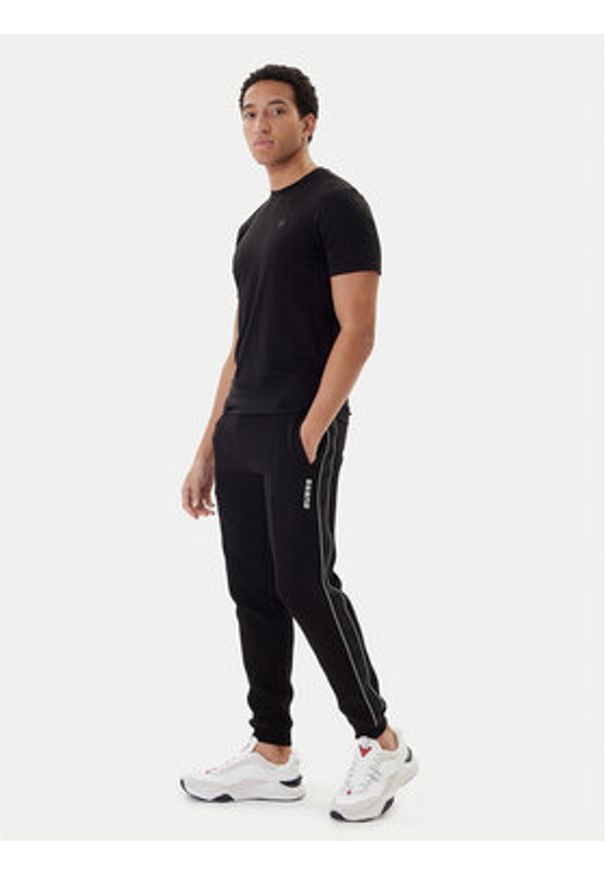 Guess Spodnie dresowe Mickey Z2YB09 KB3P2 Czarny Regular Fit. Kolor: czarny. Materiał: bawełna