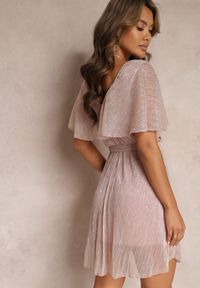 Renee - Różowa Sukienka Mini z Metaliczną Nitką i Gumką w Pasie Eullas. Okazja: na randkę, na wesele, na imprezę, na ślub cywilny. Kolor: różowy. Materiał: tkanina, materiał. Długość rękawa: bez rękawów. Długość: mini