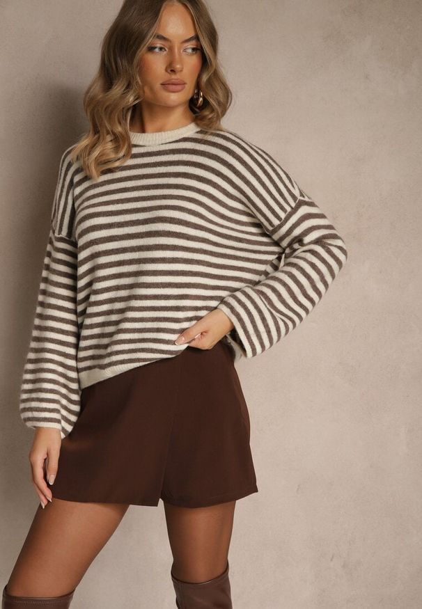 Renee - Jasnobeżowy Oversizowy Sweter w Paski z Domieszką Wełny i Wiskozy Tidania. Okazja: na co dzień. Kolor: beżowy. Materiał: wiskoza, wełna. Wzór: paski. Styl: elegancki, casual, klasyczny