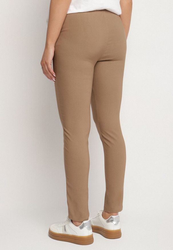 Born2be - Ciemnobeżowe Spodnie z Bawełną Ozdobione Wiązaniem Janolivra. Kolor: beżowy. Materiał: bawełna. Wzór: aplikacja