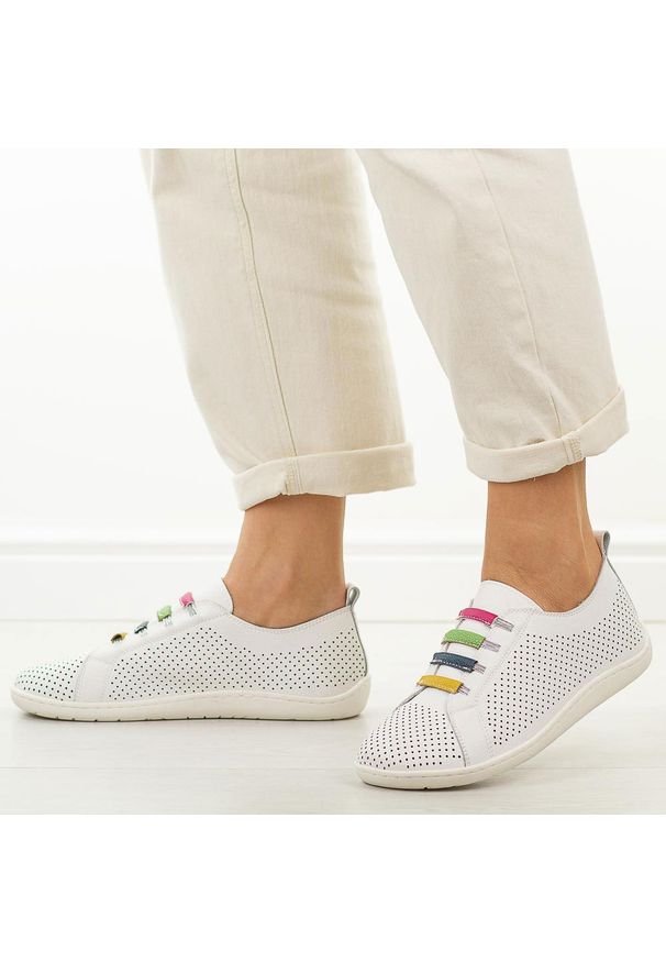 Białe skórzane półbuty damskie barefoot Jezzi Ol38-5. Okazja: na co dzień. Zapięcie: pasek. Kolor: biały. Materiał: skóra. Szerokość cholewki: normalna. Wzór: aplikacja, kolorowy. Sezon: wiosna, jesień, lato. Styl: casual, klasyczny, sportowy