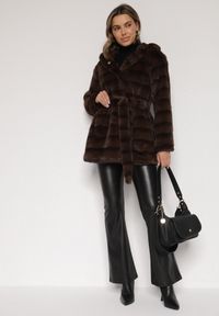 Born2be - Brązowa Futrzana Kurtka z Nieodpinanym Kapturem i Paskiem Zetova. Okazja: na co dzień. Kolor: brązowy. Materiał: futro. Styl: klasyczny, casual, elegancki #7