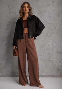 Renee - Czarna Kurtka Bomberka Oversize z Paskami przy Rękawach Lann. Okazja: na co dzień. Typ kołnierza: dekolt gorset. Kolor: czarny. Materiał: poliester, jeans. Sezon: wiosna. Styl: casual #2